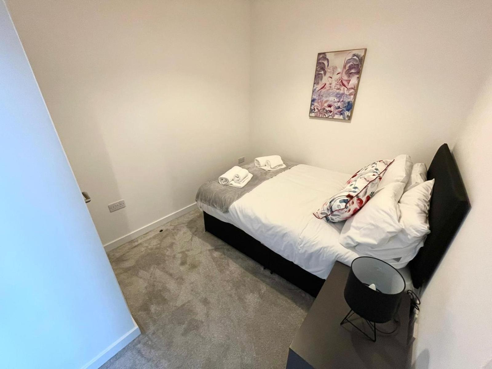 Opp - High End 2 Bed 2 With Secure Parking! Big Savings Booking 4 Nights Or More! Apartment Peterborough