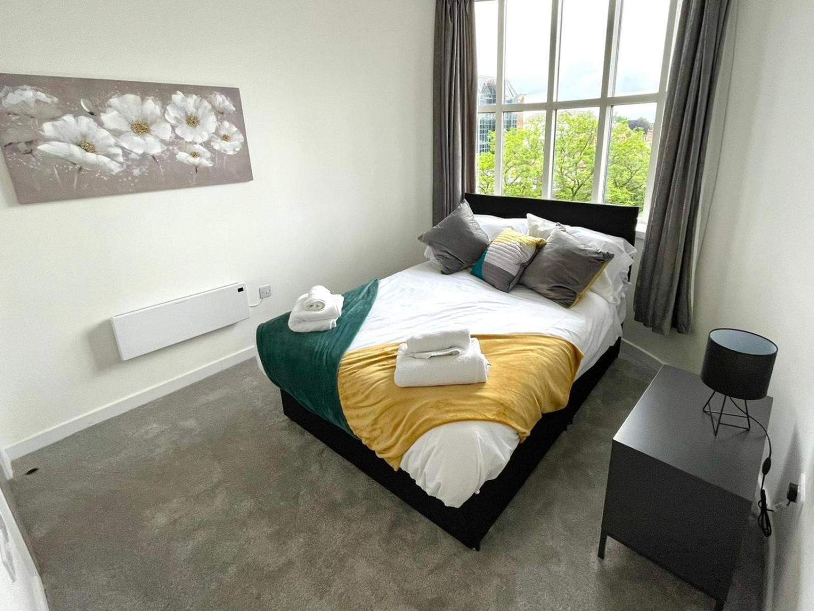 Opp - High End 2 Bed 2 With Secure Parking! Big Savings Booking 4 Nights Or More!