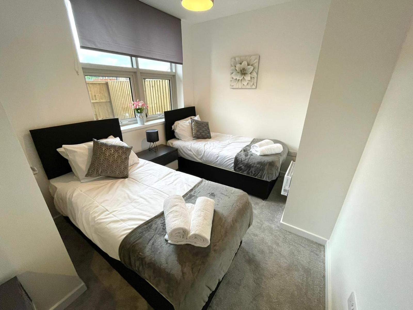 Opp - High End 2 Bed 2 With Secure Parking! Big Savings Booking 4 Nights Or More! Apartment *