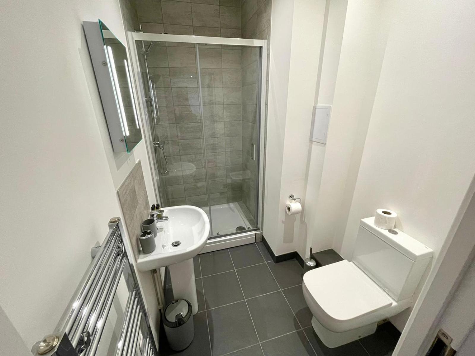 Apartment Opp - High End 2 Bed 2 With Secure Parking! Big Savings Booking 4 Nights Or More! *