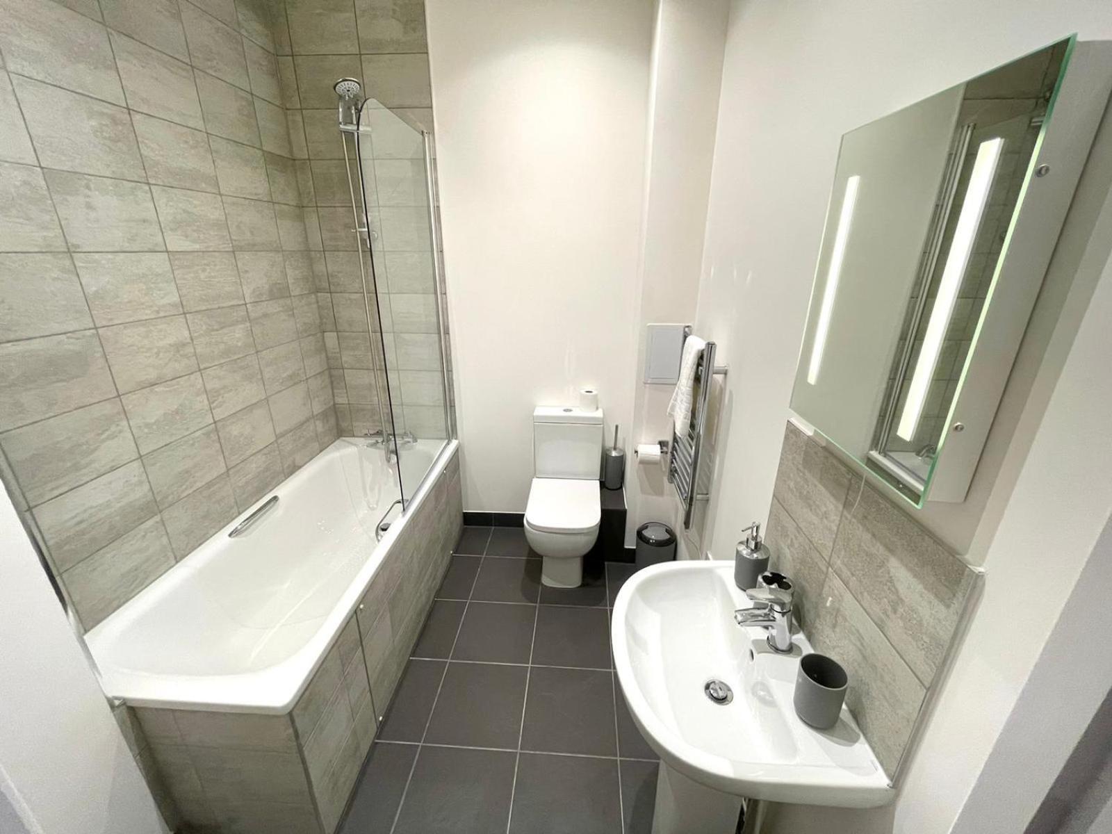 Opp - High End 2 Bed 2 With Secure Parking! Big Savings Booking 4 Nights Or More! Apartment Peterborough