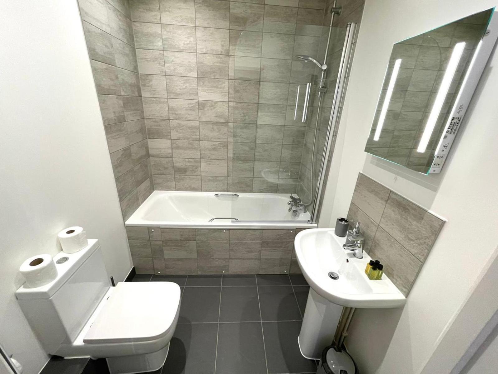 Apartment Opp - High End 2 Bed 2 With Secure Parking! Big Savings Booking 4 Nights Or More! Peterborough