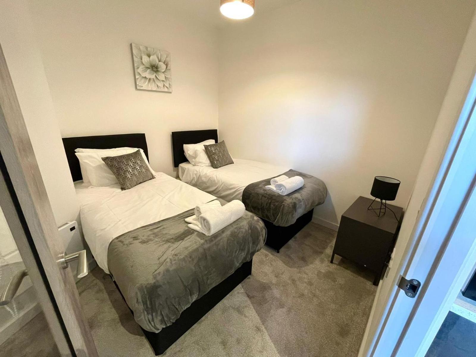 Opp - High End 2 Bed 2 With Secure Parking! Big Savings Booking 4 Nights Or More! * Peterborough