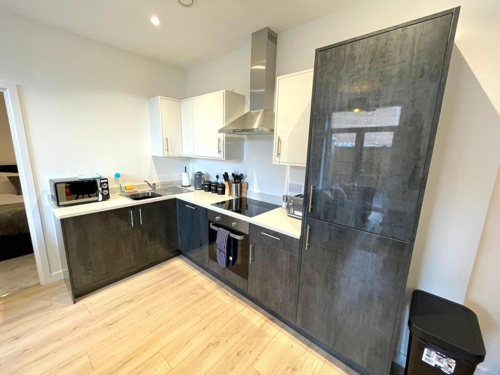 Apartment Opp - High End 2 Bed 2 With Secure Parking! Big Savings Booking 4 Nights Or More!
