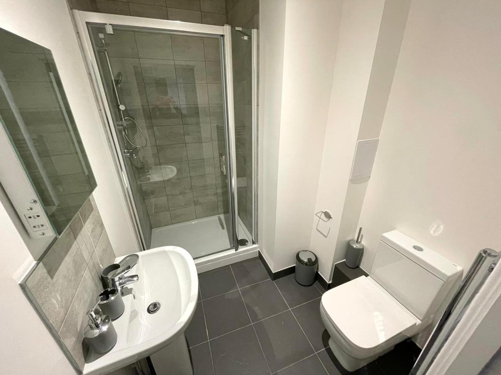 Opp - High End 2 Bed 2 With Secure Parking! Big Savings Booking 4 Nights Or More! Apartment *