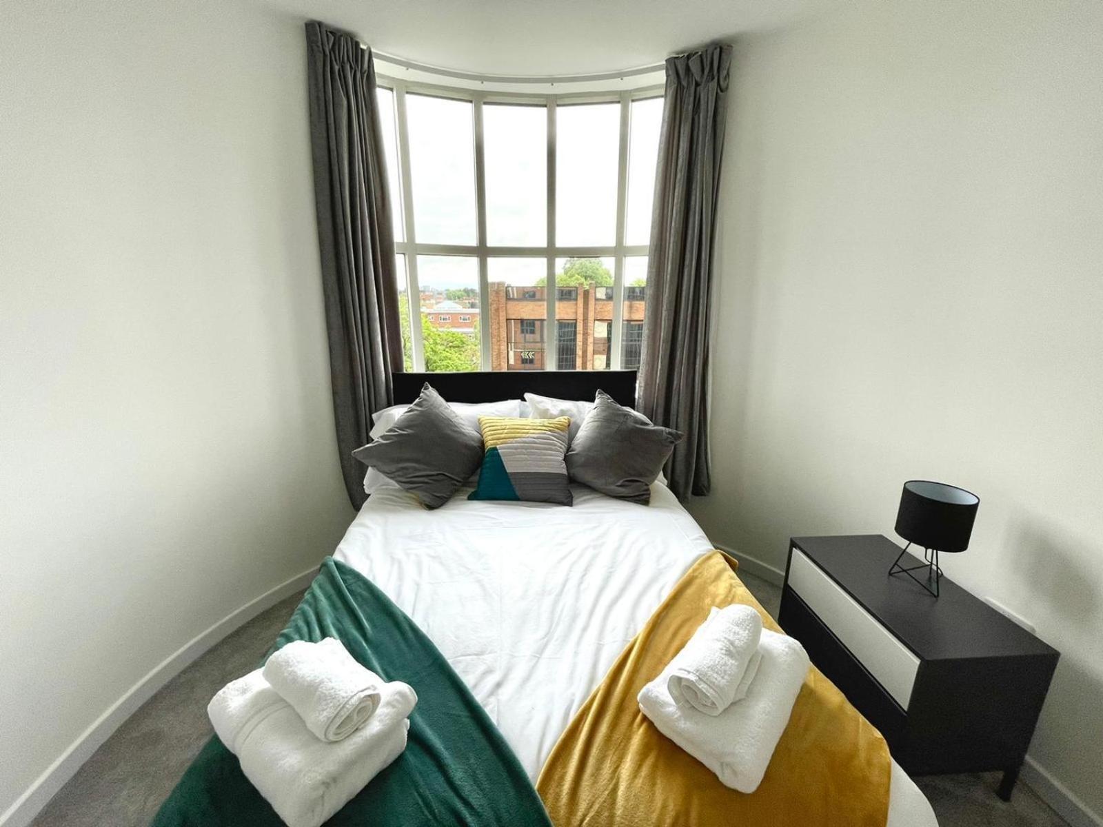Apartment Opp - High End 2 Bed 2 With Secure Parking! Big Savings Booking 4 Nights Or More! *