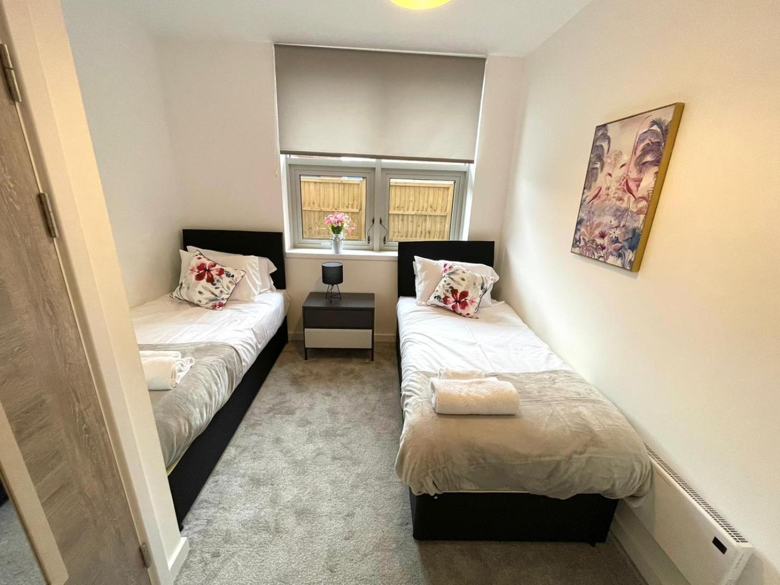 Opp - High End 2 Bed 2 With Secure Parking! Big Savings Booking 4 Nights Or More! Apartment Peterborough