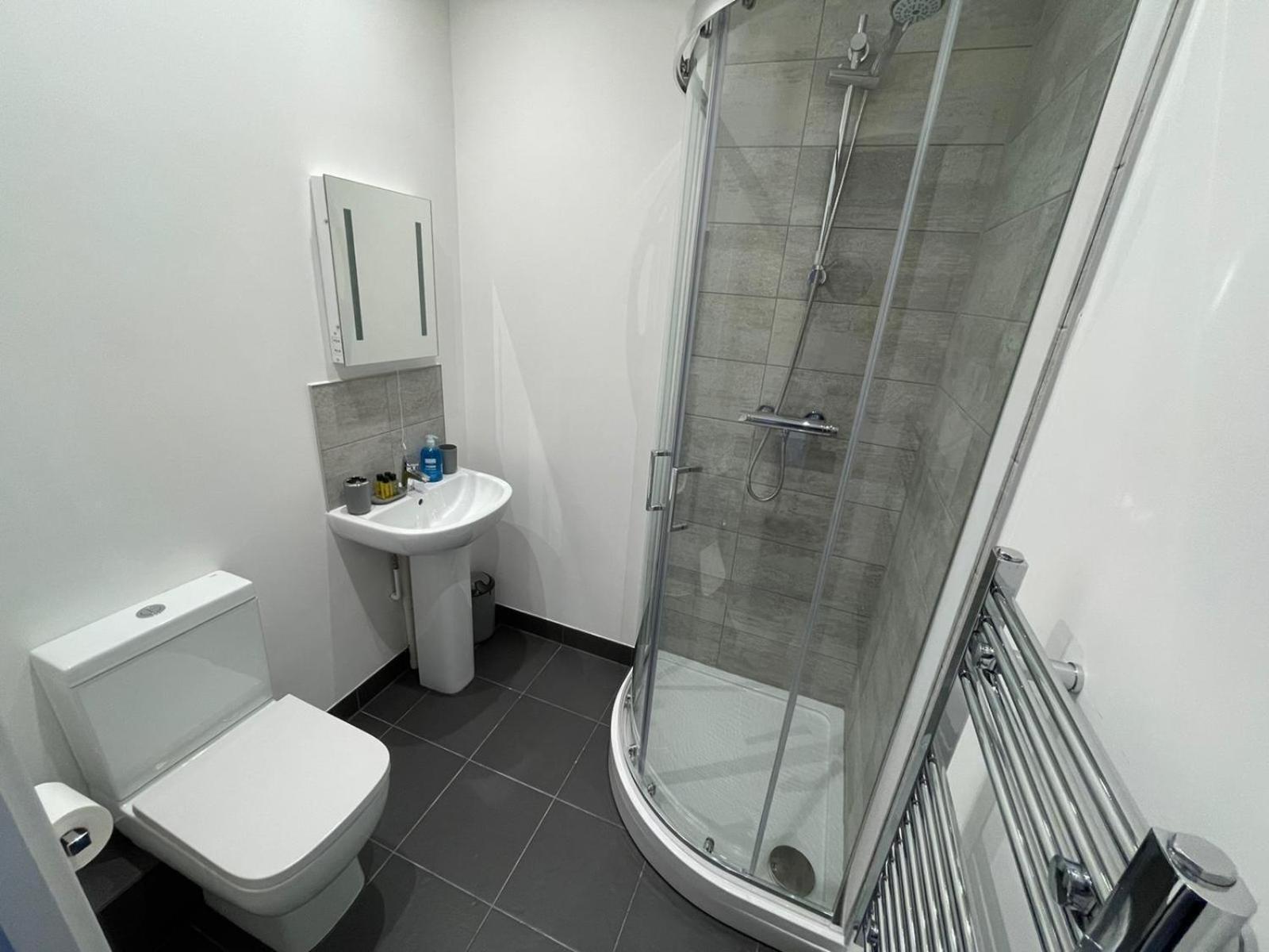 Apartment Opp - High End 2 Bed 2 With Secure Parking! Big Savings Booking 4 Nights Or More! Peterborough