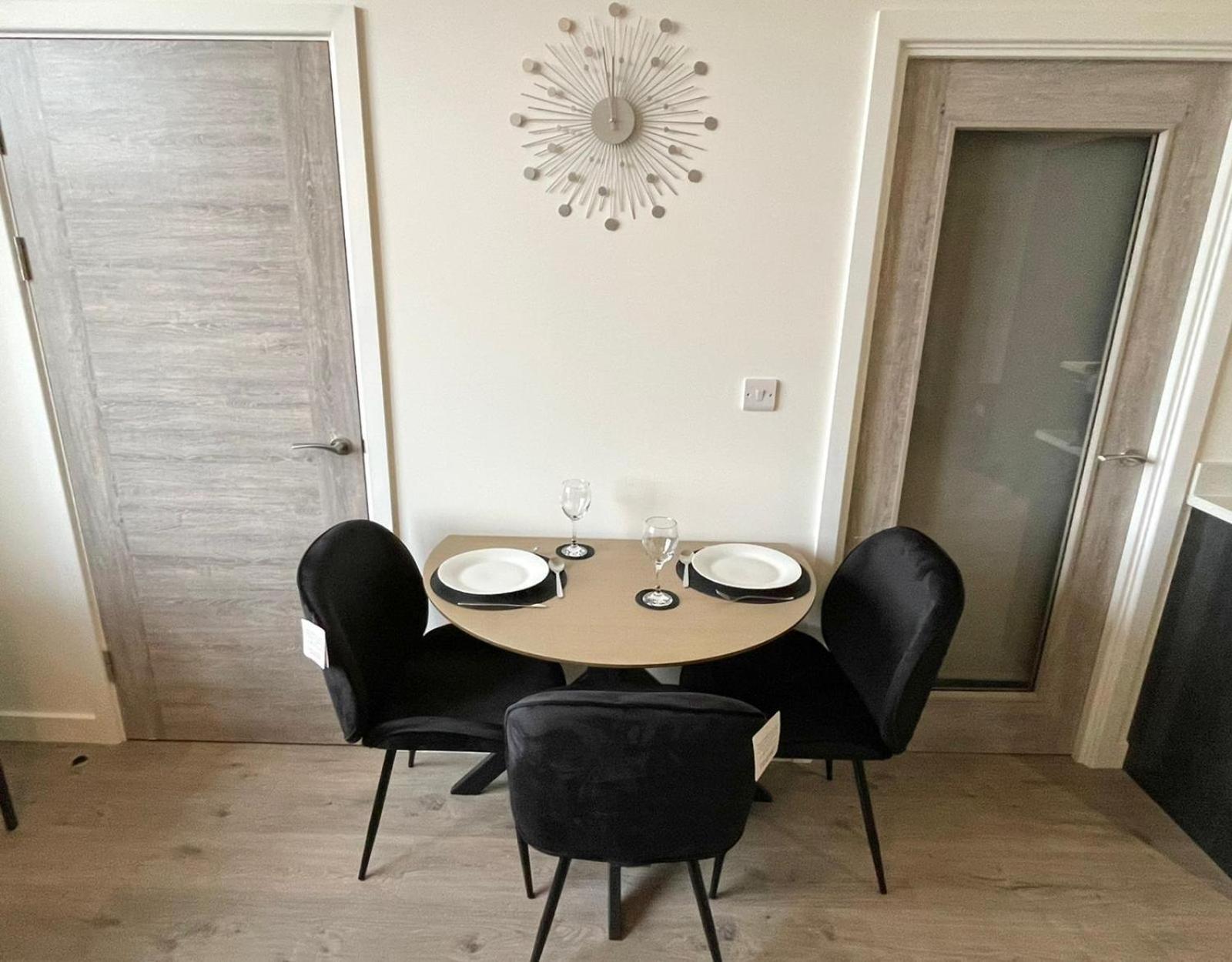 Opp - High End 2 Bed 2 With Secure Parking! Big Savings Booking 4 Nights Or More! *
