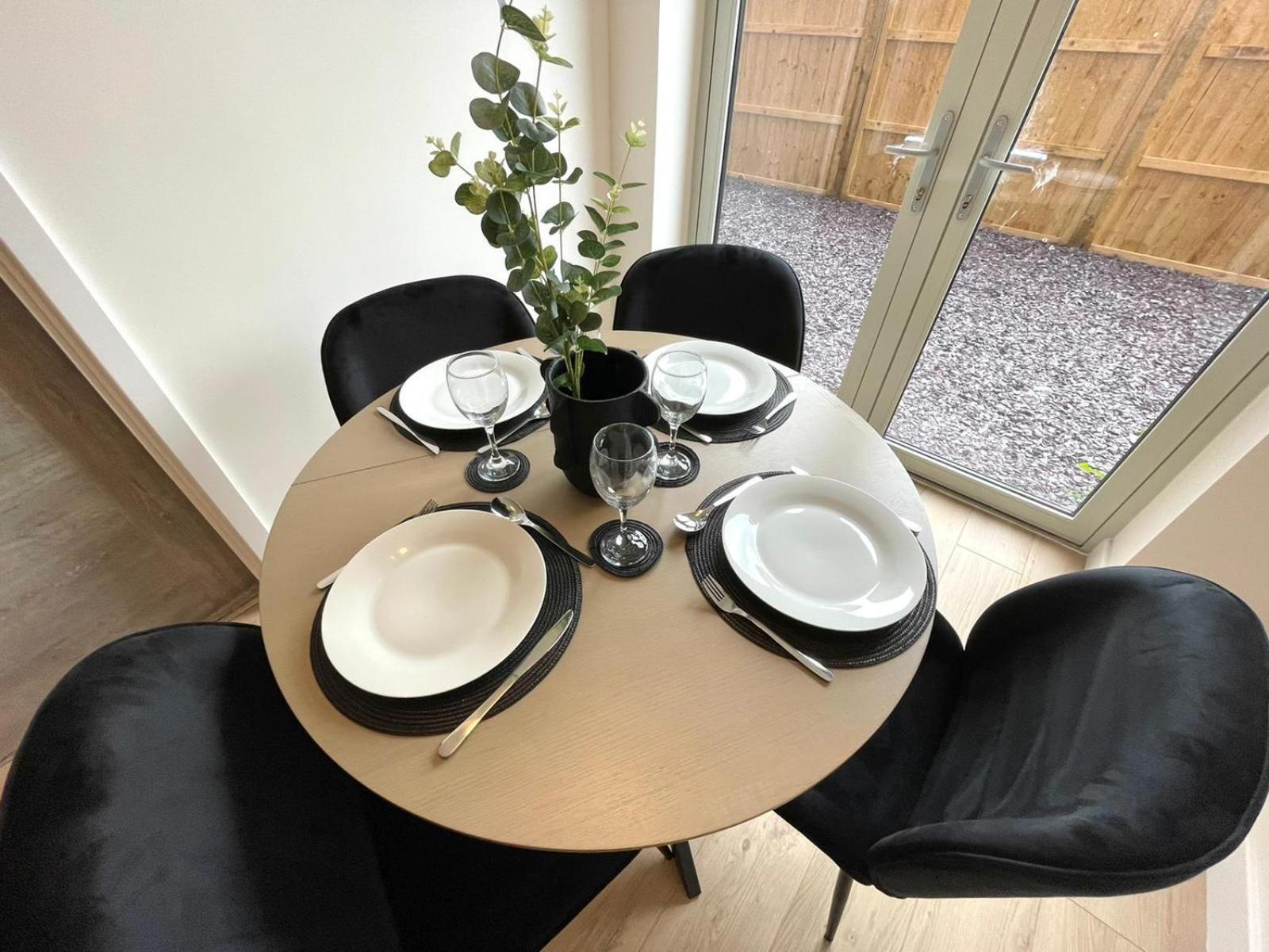 Apartment Opp - High End 2 Bed 2 With Secure Parking! Big Savings Booking 4 Nights Or More!