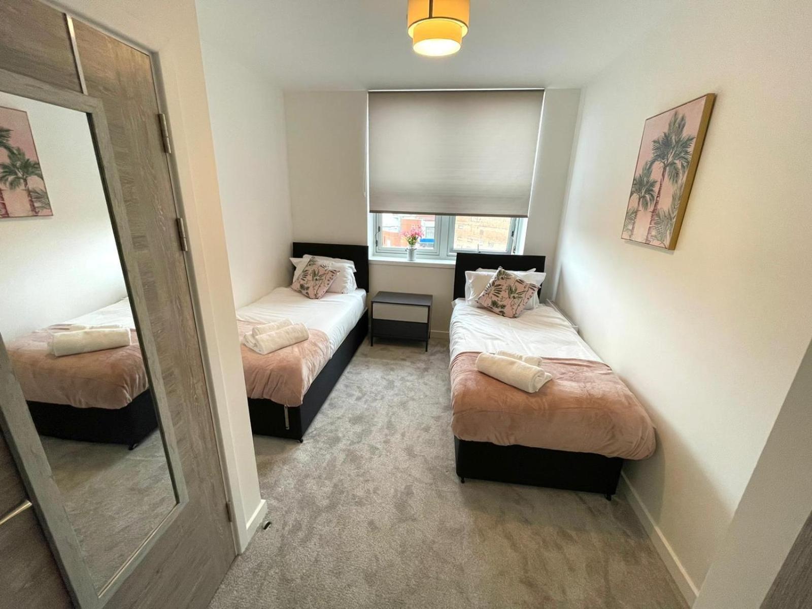 Apartment Opp - High End 2 Bed 2 With Secure Parking! Big Savings Booking 4 Nights Or More! *