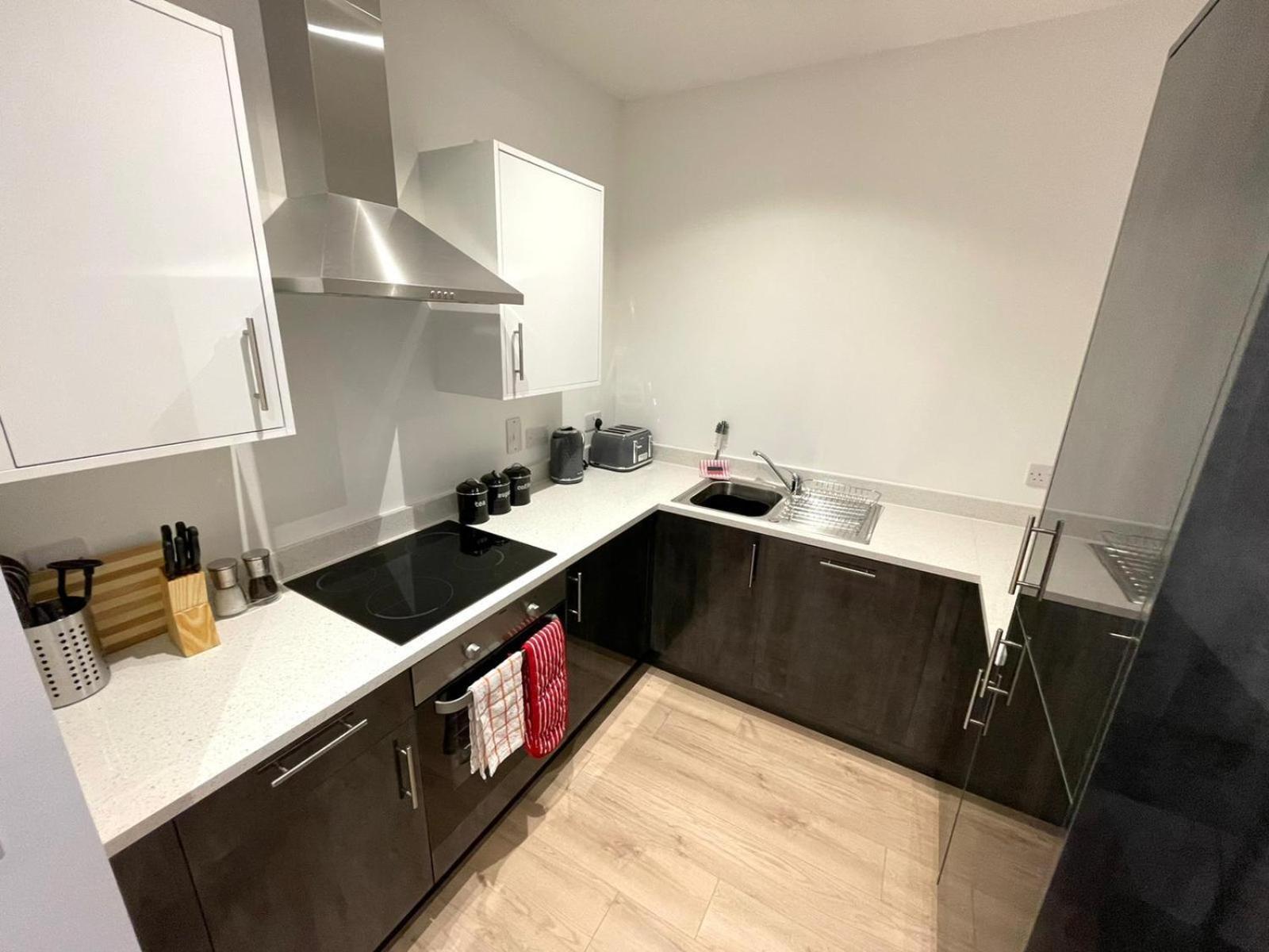 Opp - High End 2 Bed 2 With Secure Parking! Big Savings Booking 4 Nights Or More! * Peterborough