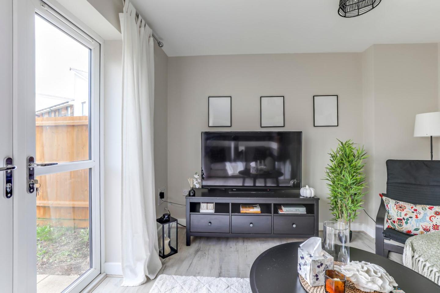 Modern, Spacious House Near Town Peterborough
