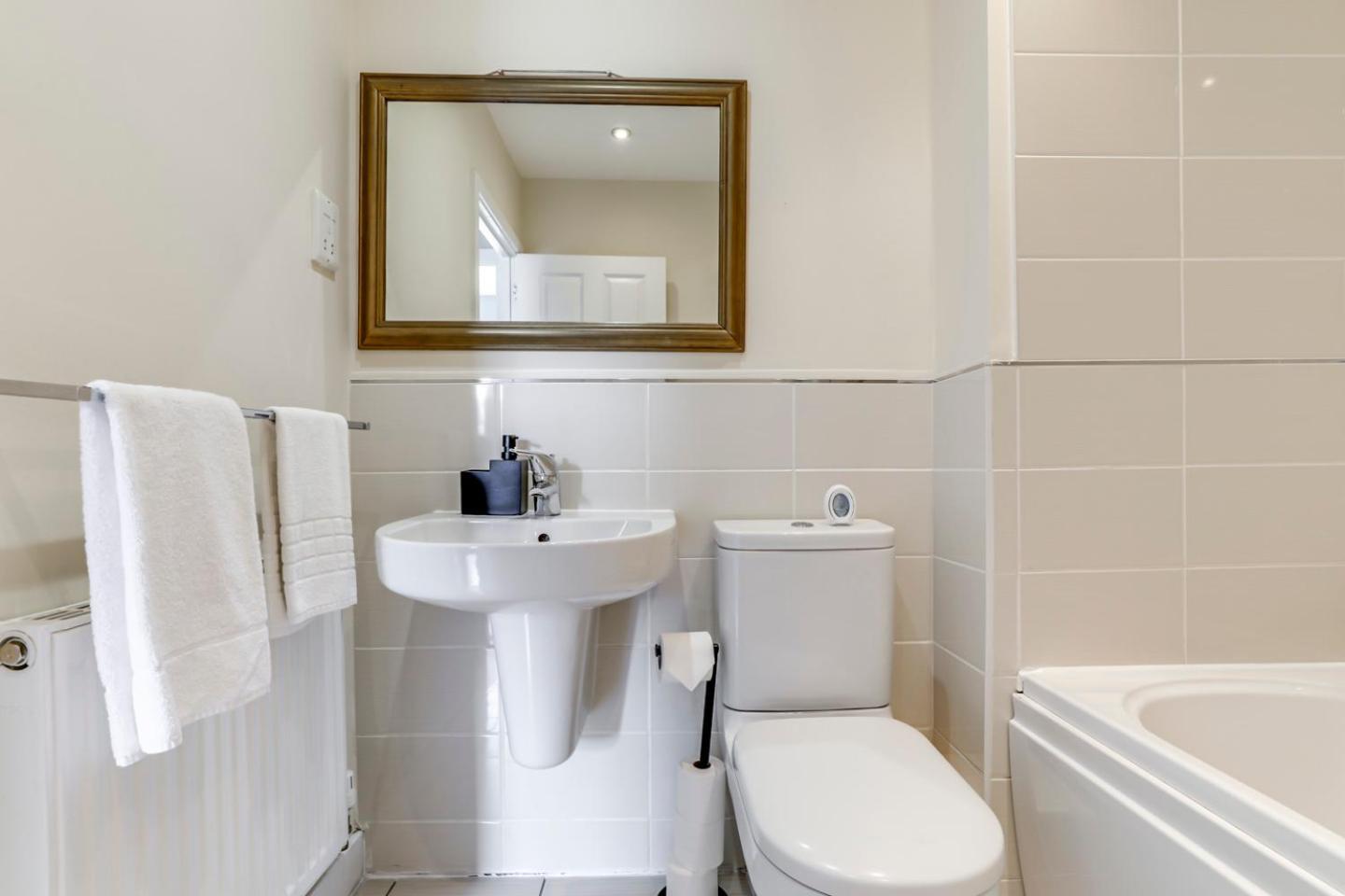 Modern, Spacious House Near Town Holiday home Peterborough