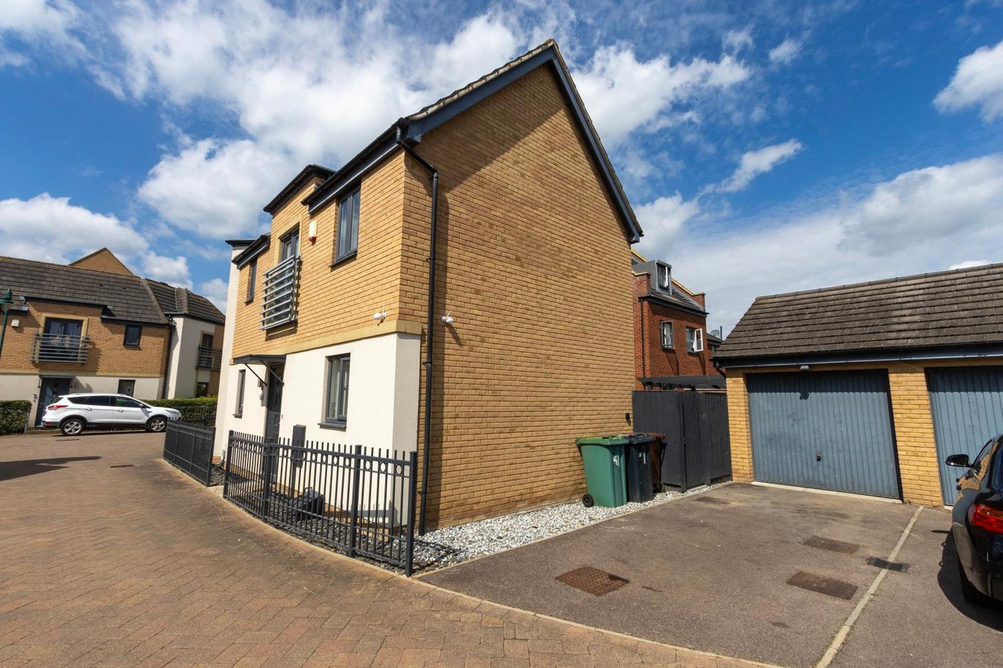 Hampton 3-bedroom Relaxing Escape With Parking Peterborough