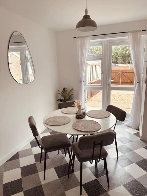 Stylish 3 Bed In * Peterborough