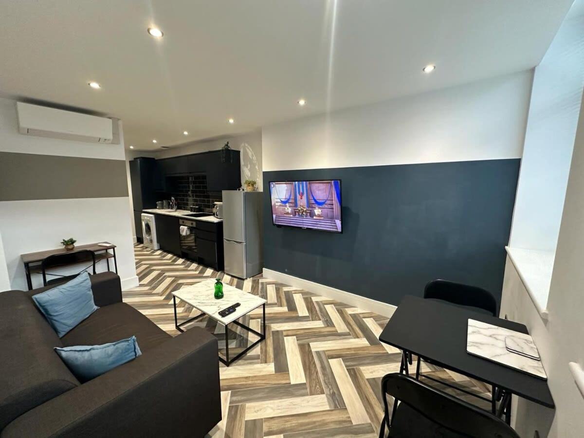 Kings Gate Apartment *
