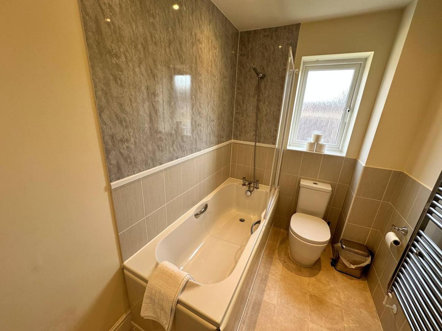 Holiday home Spacious & Modern Retreat Garden Free Parking! *