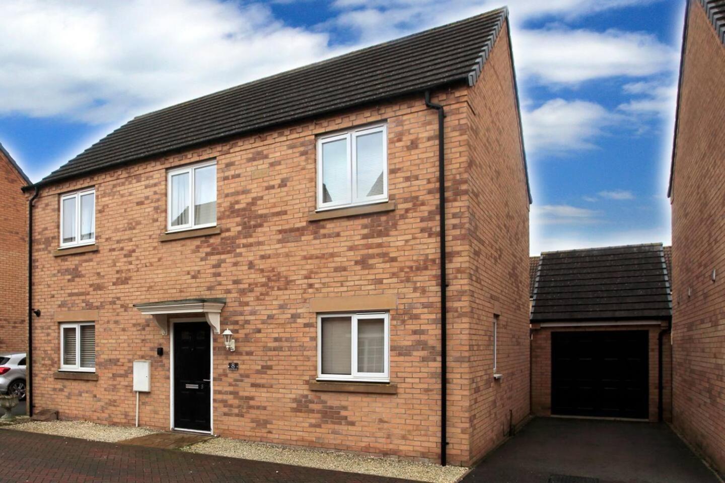 Spacious & Modern Retreat Garden Free Parking! Holiday home Peterborough