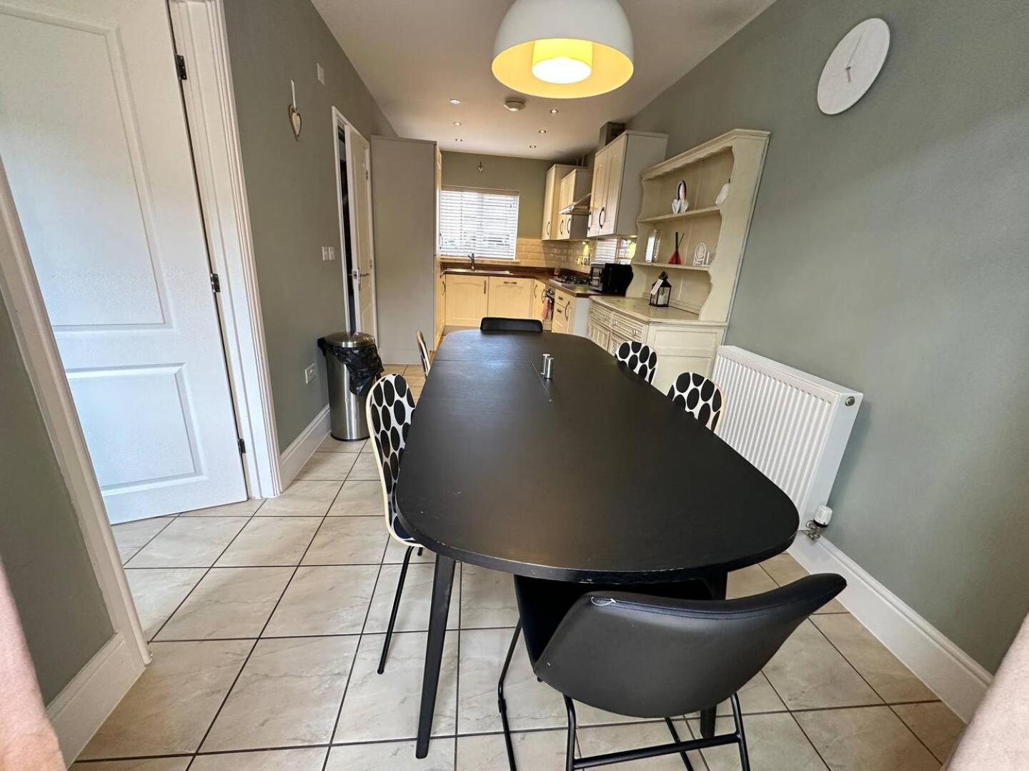 Spacious & Modern Retreat Garden Free Parking! * Peterborough