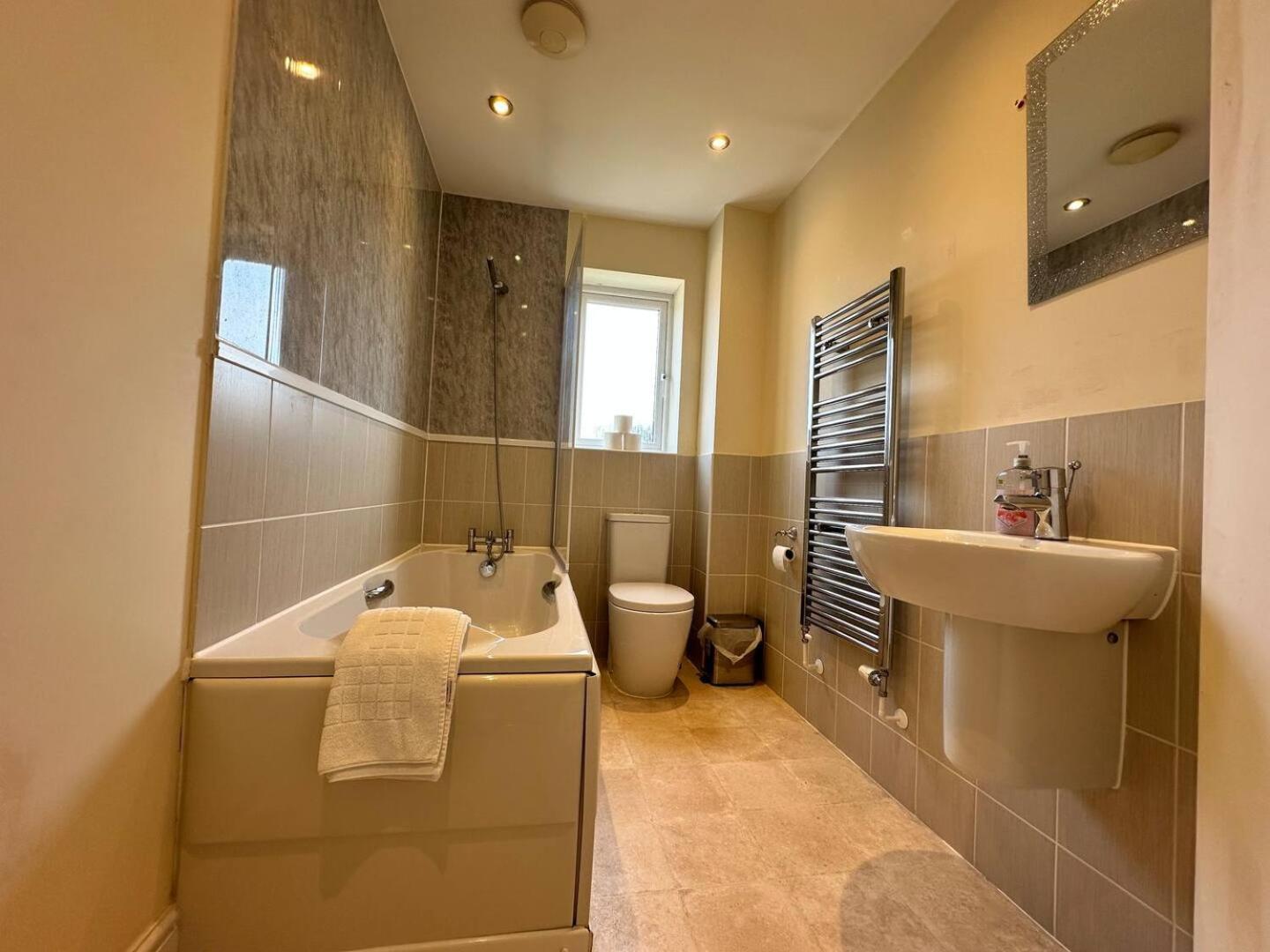 Holiday home Spacious & Modern Retreat Garden Free Parking!