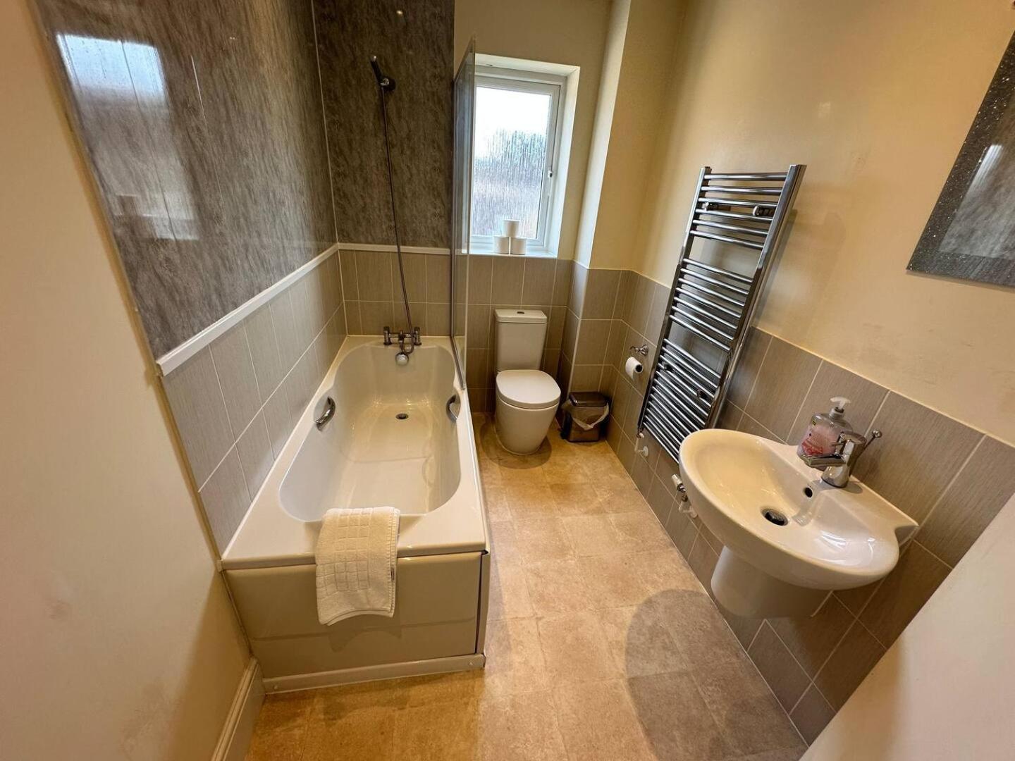 Spacious & Modern Retreat Garden Free Parking! Peterborough