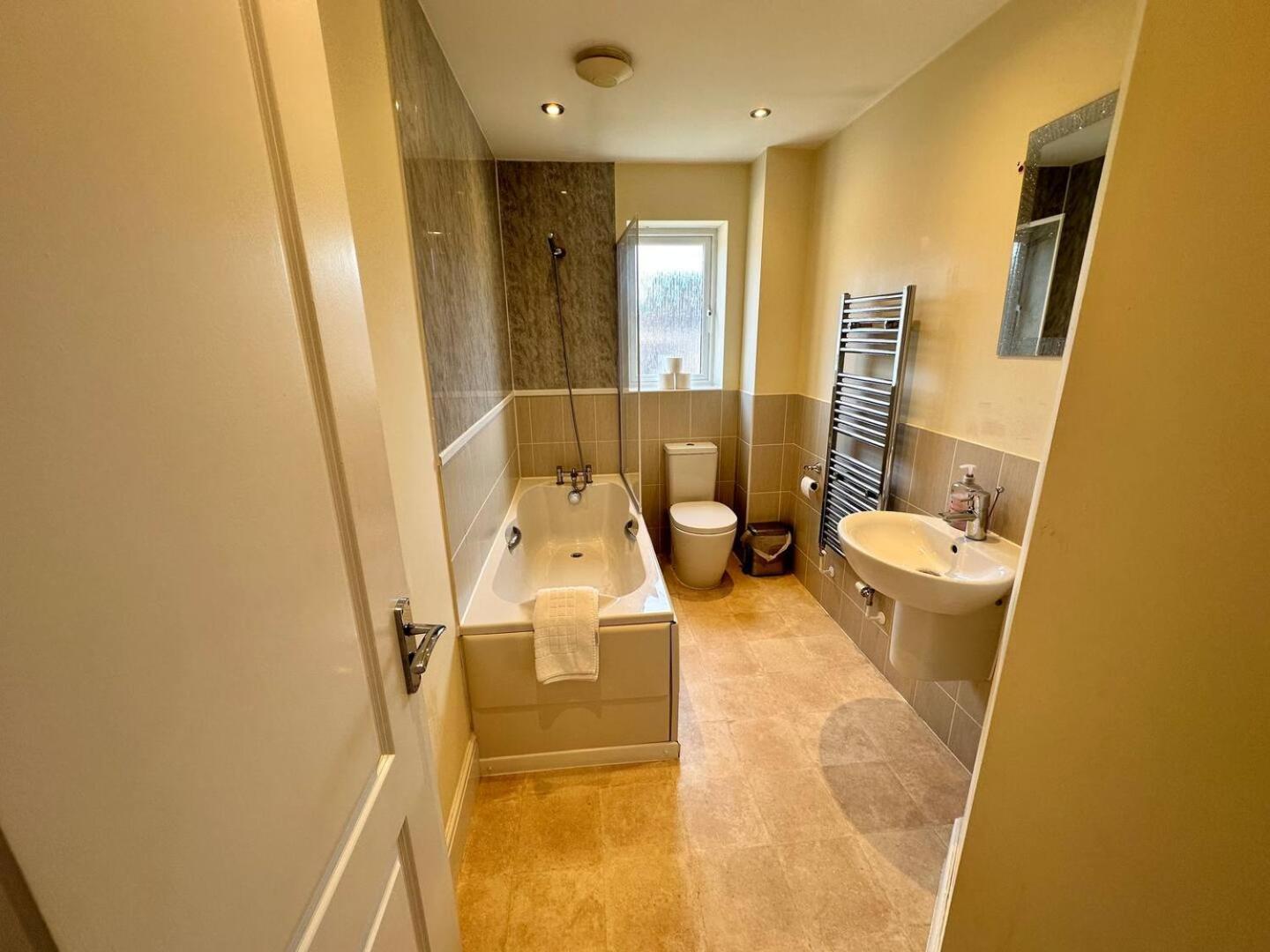 Spacious & Modern Retreat Garden Free Parking!