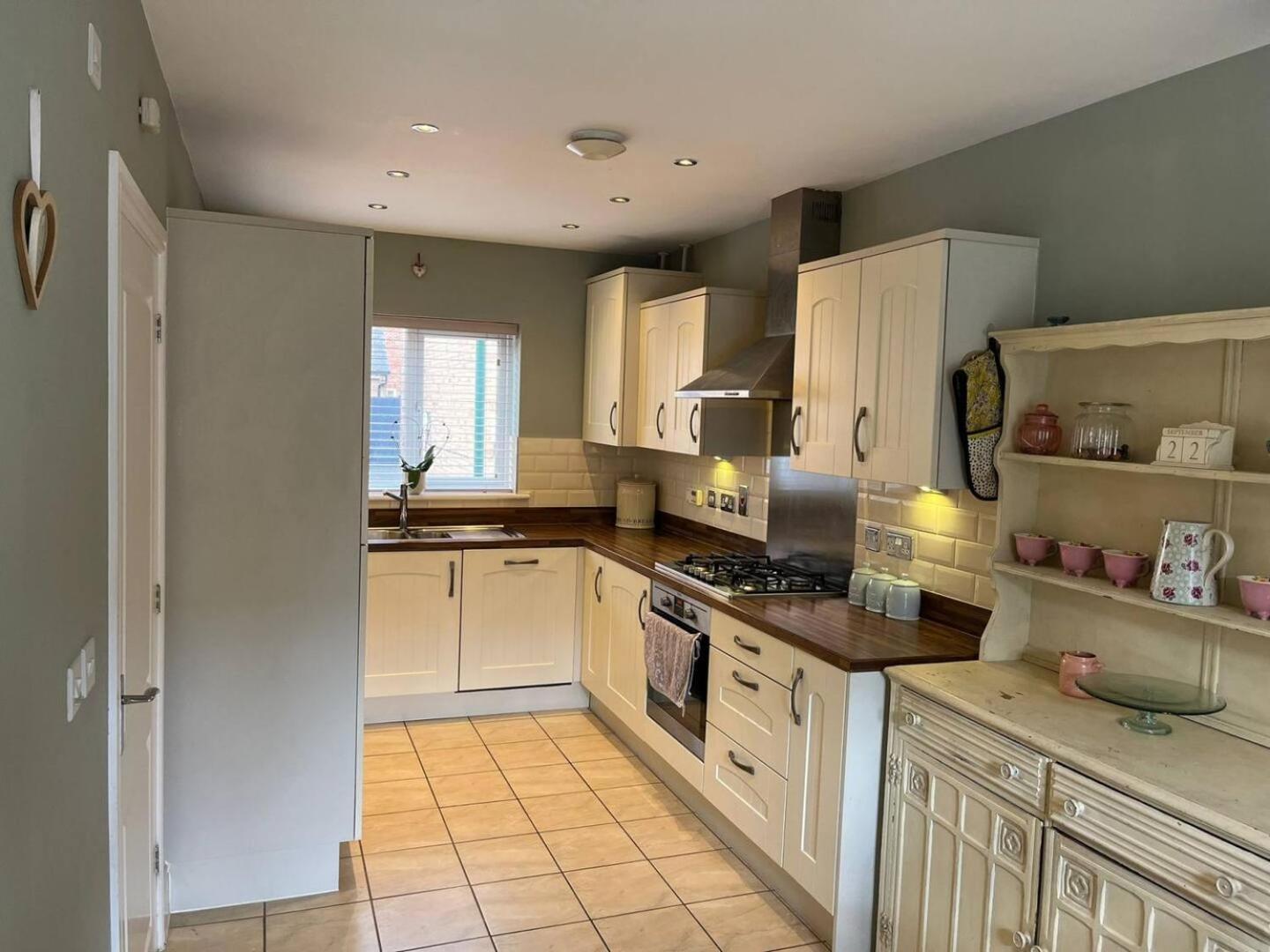 Holiday home Spacious & Modern Retreat Garden Free Parking! *