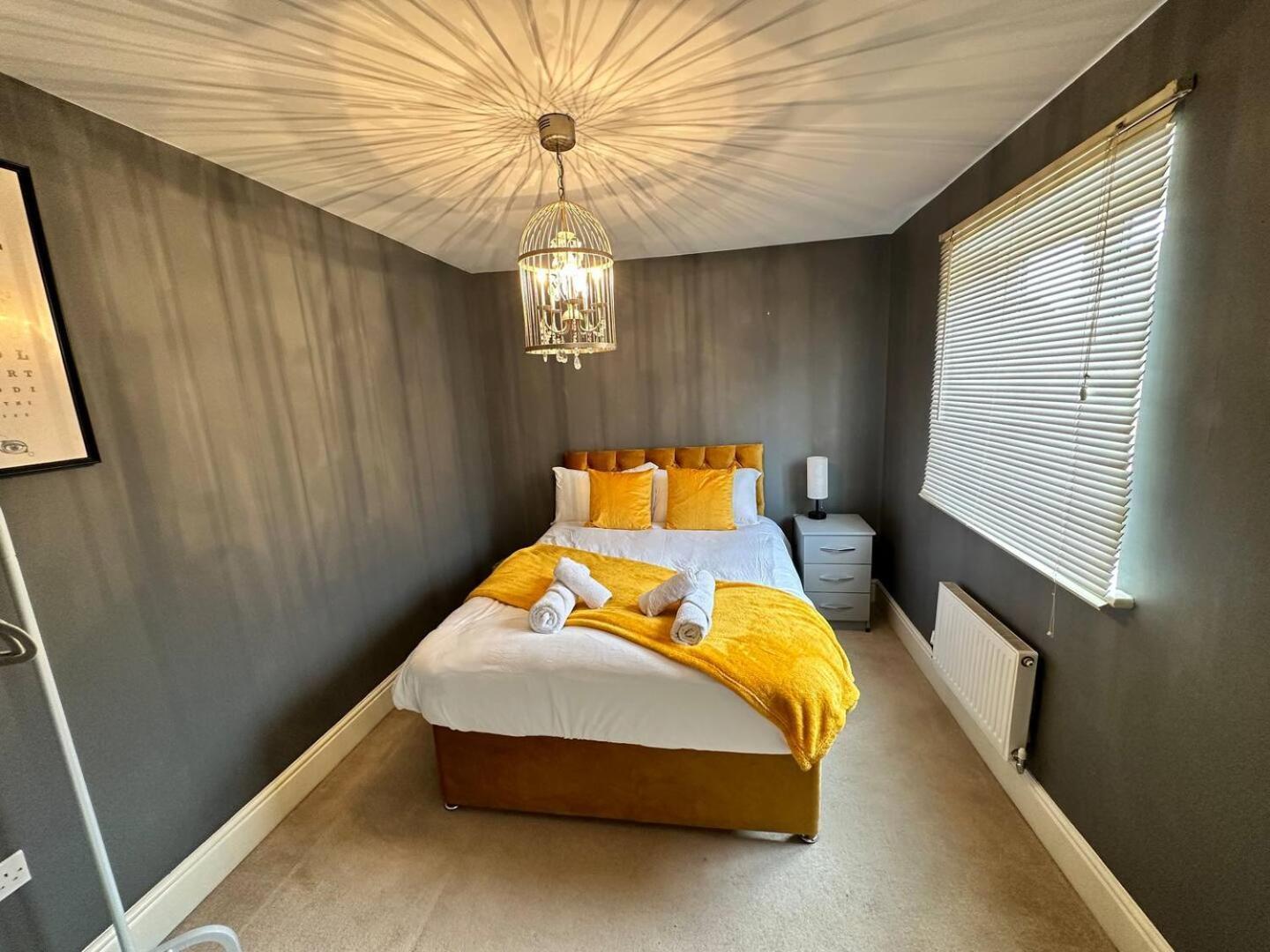 Spacious & Modern Retreat Garden Free Parking! Holiday home