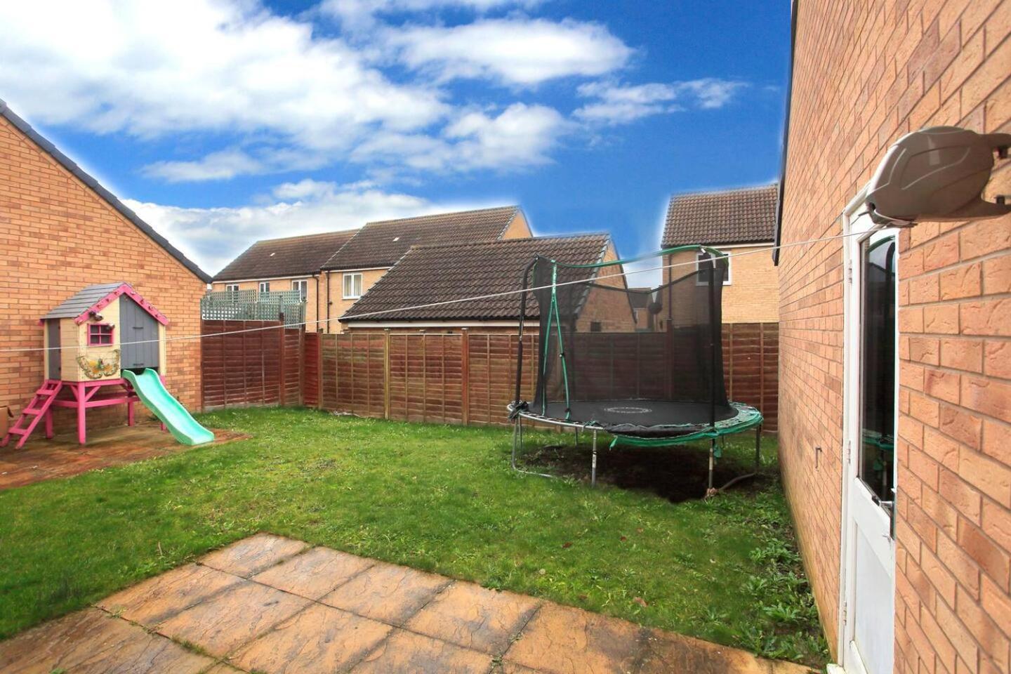 Spacious & Modern Retreat Garden Free Parking! Holiday home Peterborough