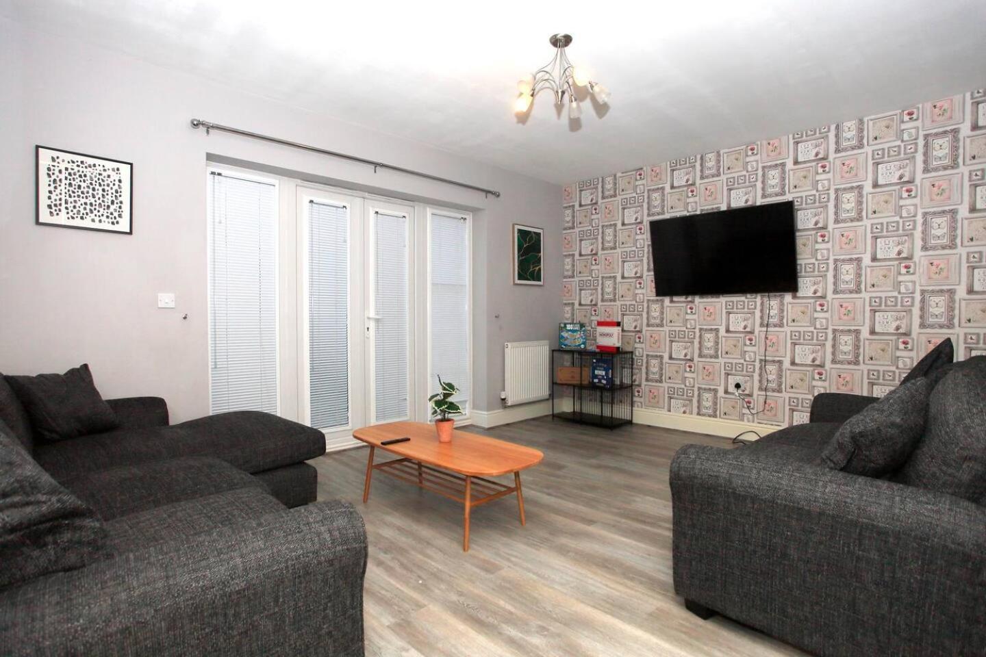 Spacious & Modern Retreat Garden Free Parking! *