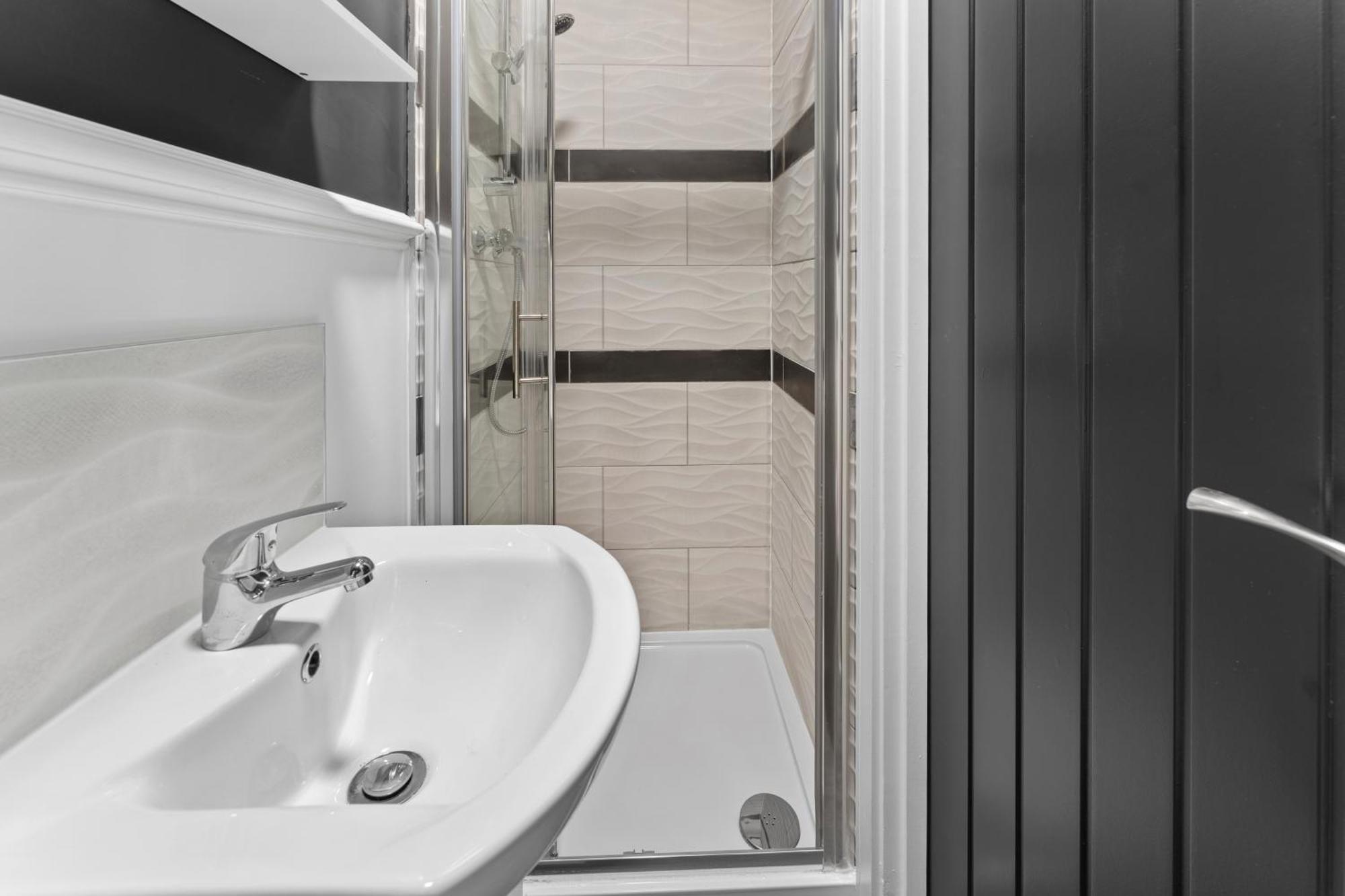 Westland House En-suite Whole *