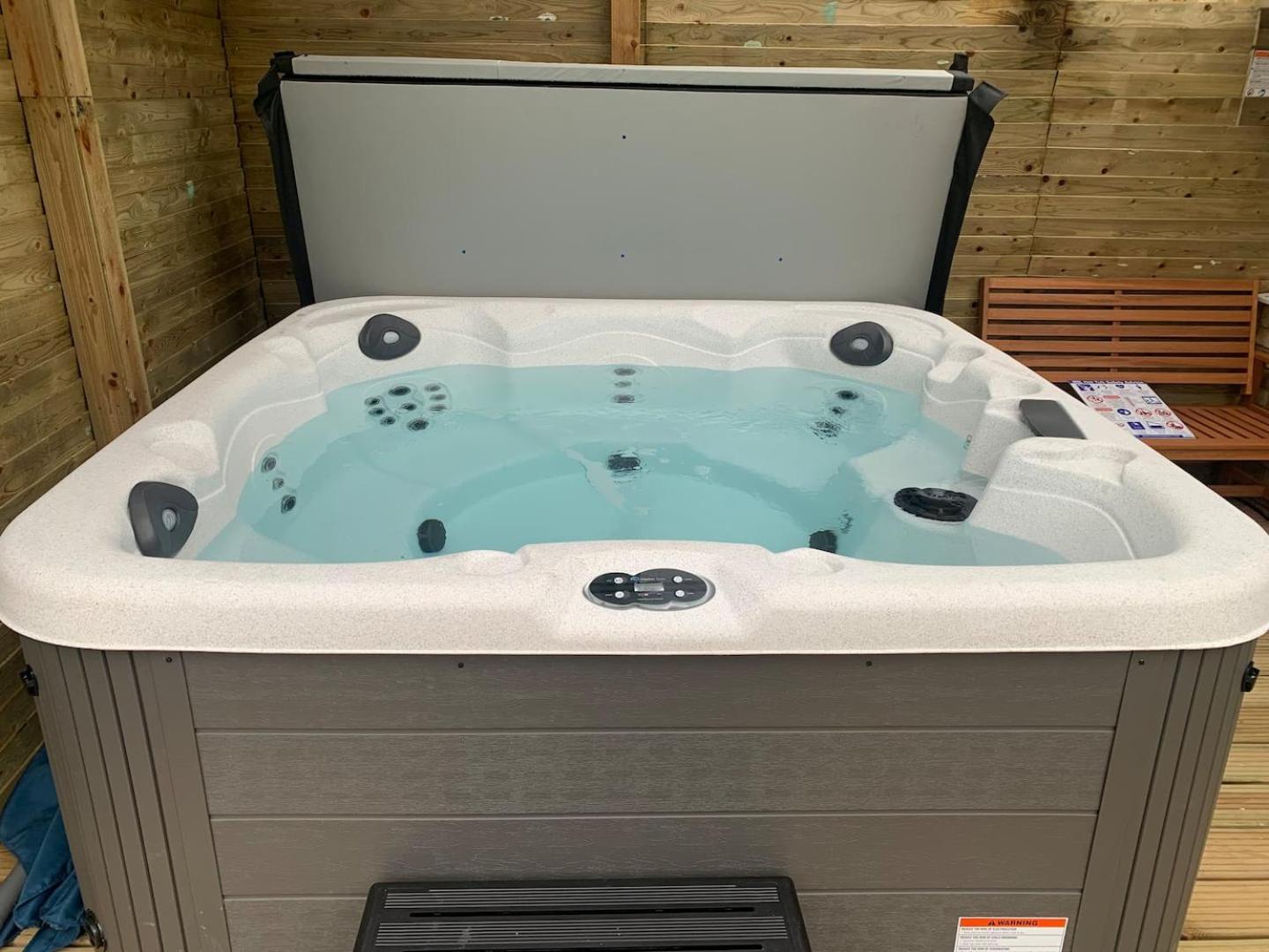 Luxury Hot Tub Entertainment Park Holiday home Peterborough