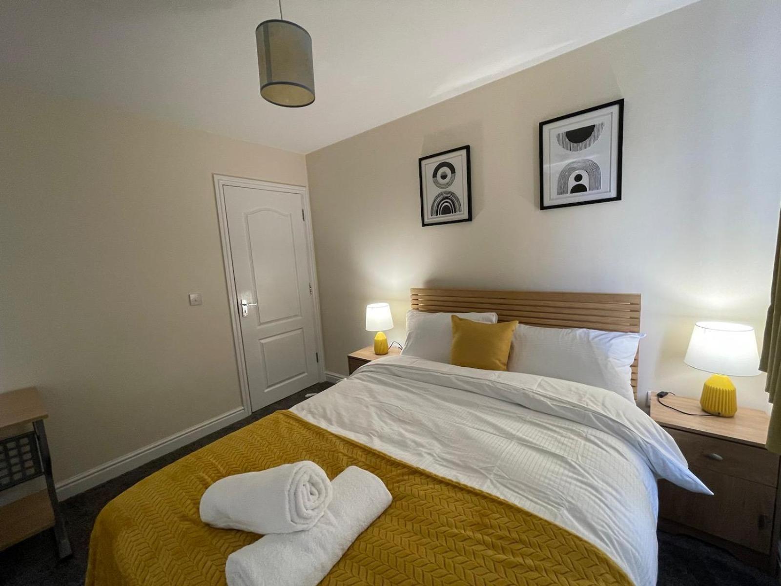 The Iris House Is Close To Centre And Is Ideal For Tourists, Visiting Family Members Or Work Related Activities Including Contractors Holiday home Peterborough