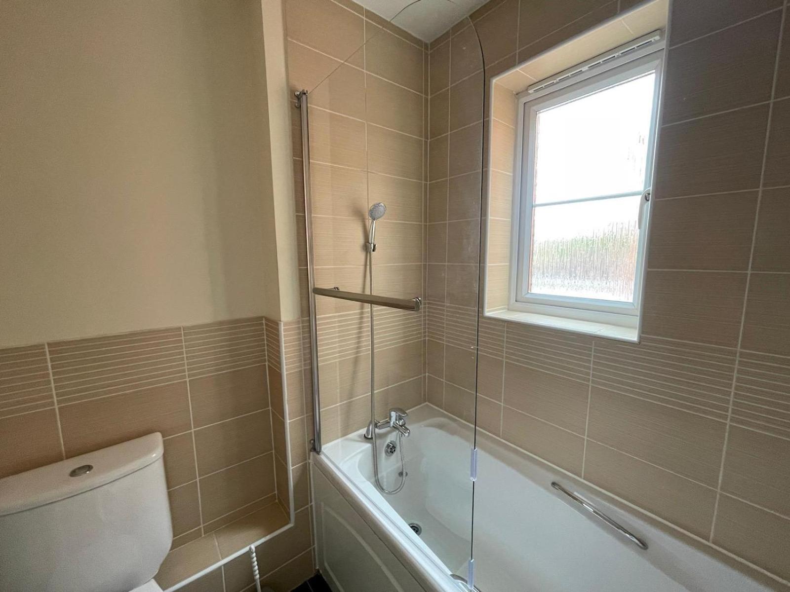 The Iris House Is Close To Centre And Is Ideal For Tourists, Visiting Family Members Or Work Related Activities Including Contractors * Peterborough