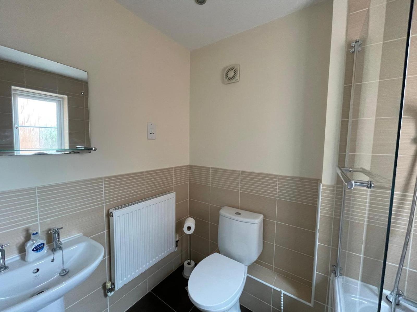 The Iris House Is Close To Centre And Is Ideal For Tourists, Visiting Family Members Or Work Related Activities Including Contractors Holiday home