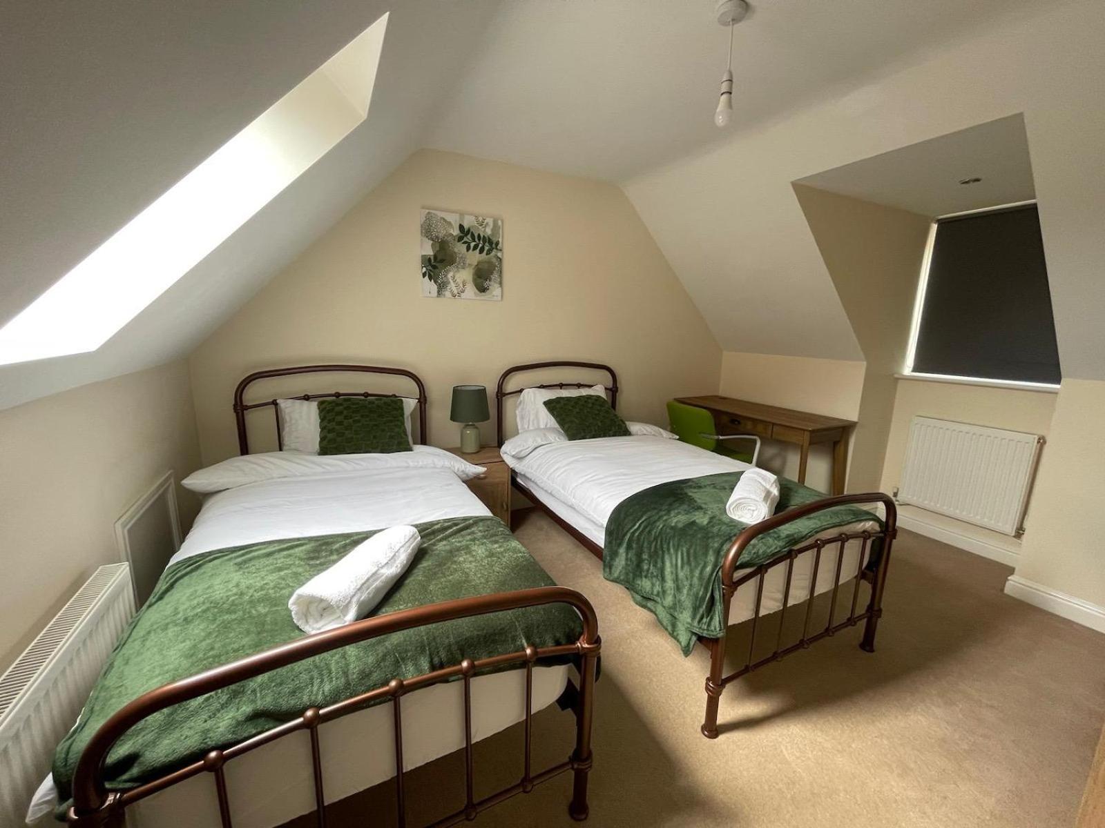 Holiday home The Iris House Is Close To Centre And Is Ideal For Tourists, Visiting Family Members Or Work Related Activities Including Contractors *