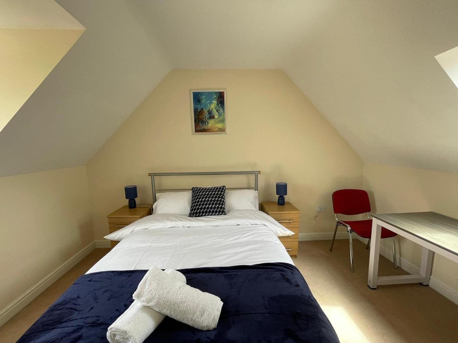 The Iris House Is Close To Centre And Is Ideal For Tourists, Visiting Family Members Or Work Related Activities Including Contractors * Peterborough