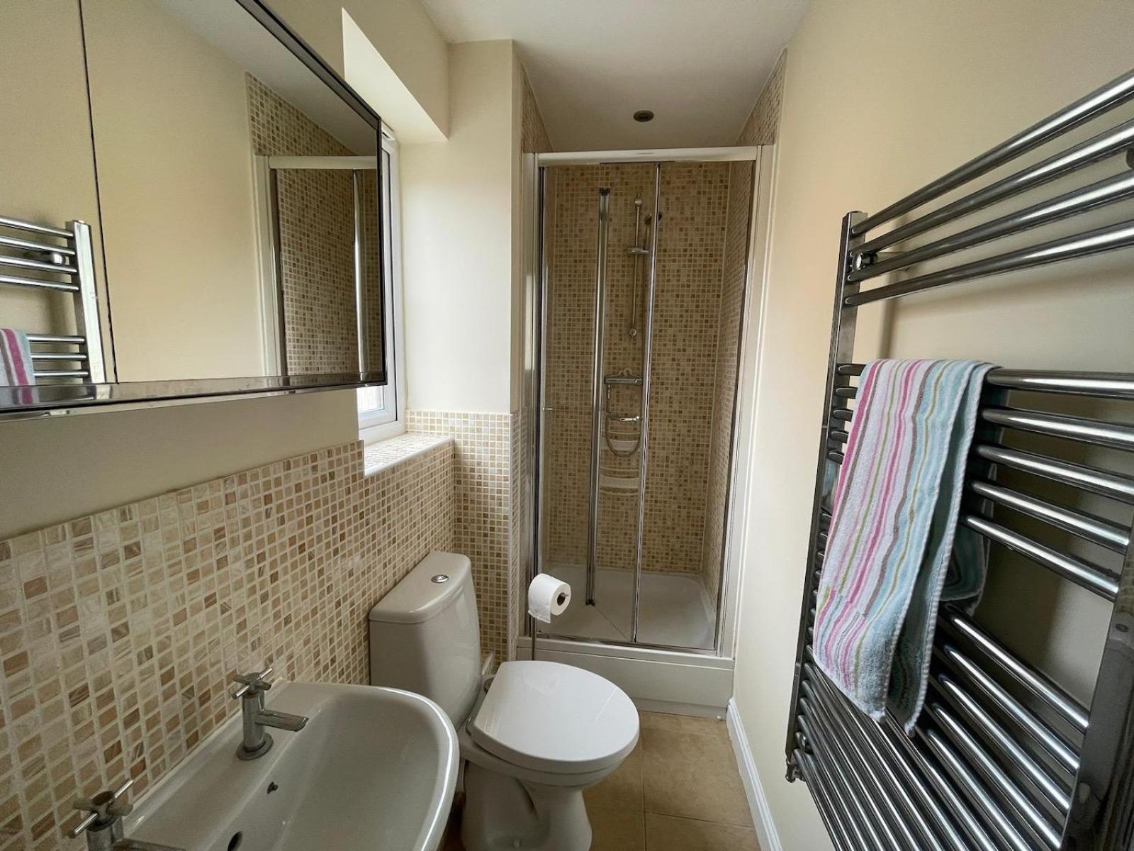 Holiday home The Iris House Is Close To Centre And Is Ideal For Tourists, Visiting Family Members Or Work Related Activities Including Contractors Peterborough