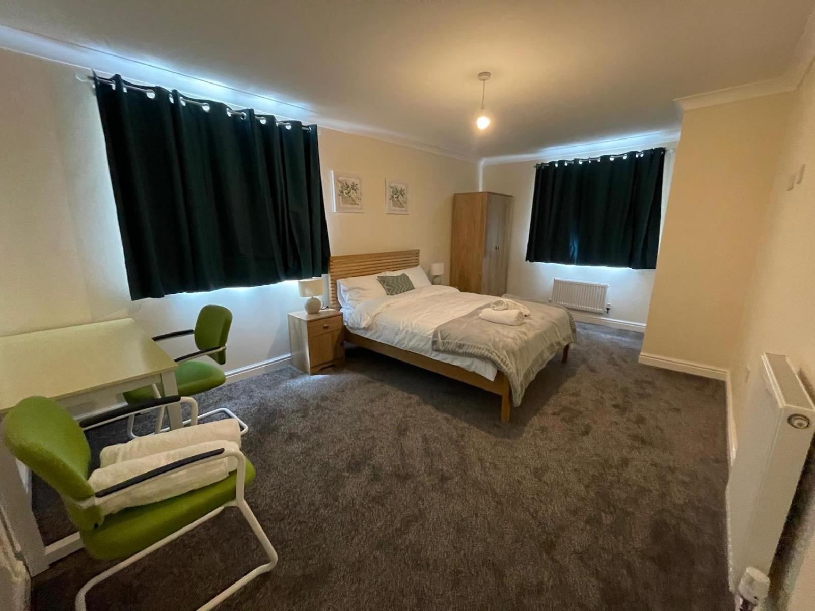 The Iris House Is Close To Centre And Is Ideal For Tourists, Visiting Family Members Or Work Related Activities Including Contractors