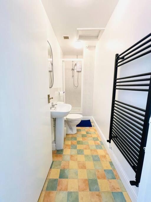 4 Beds, Ensuites, Wifi, Parking * Peterborough