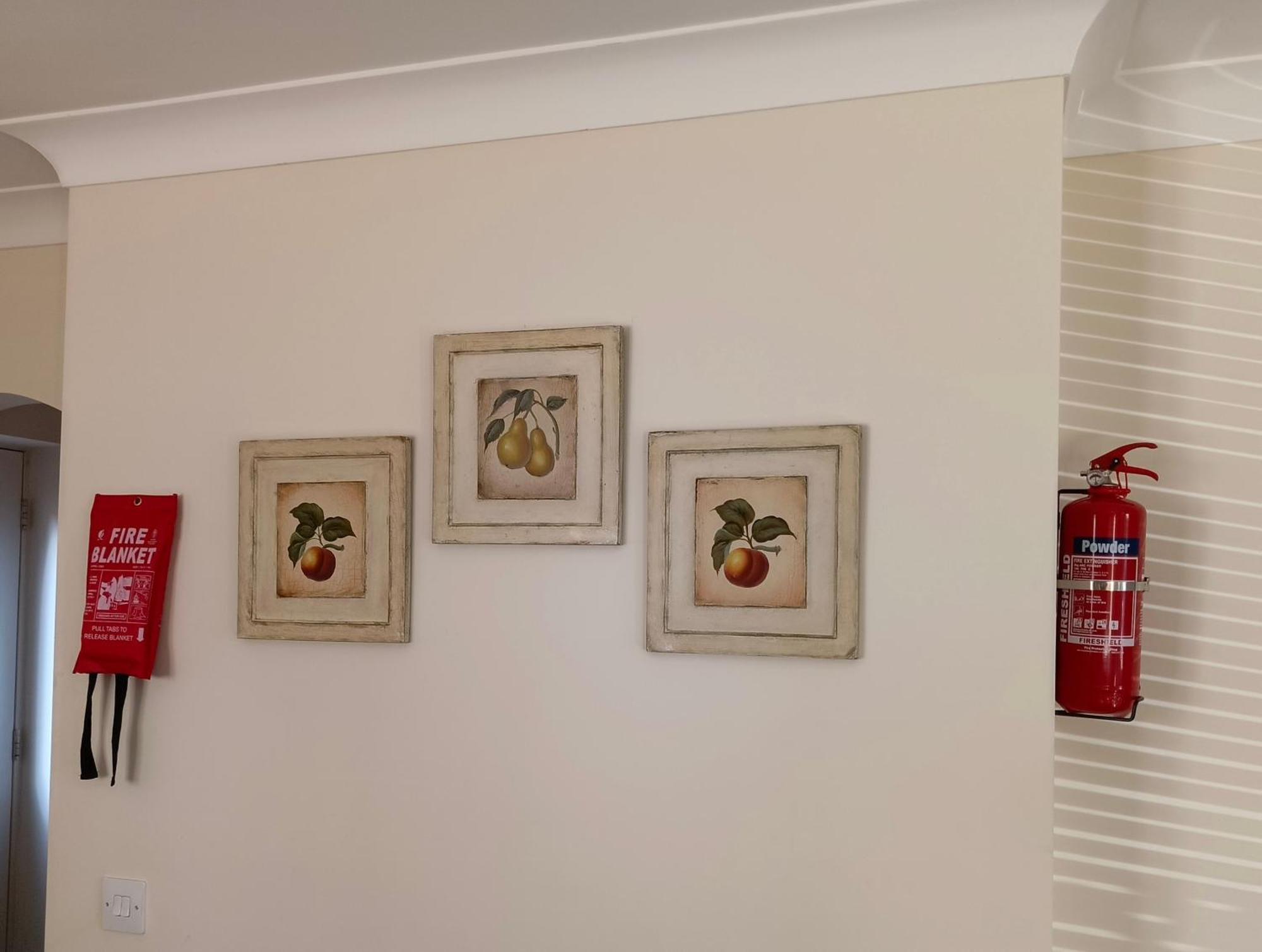 Holiday home The Iris House Is Close To Centre And Is Ideal For Tourists, Visiting Family Members Or Work Related Activities Including Contractors Peterborough
