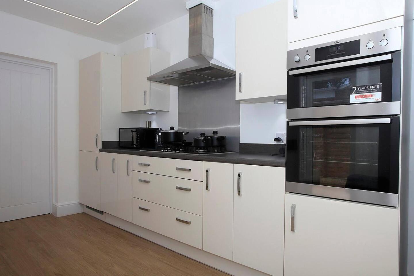 Westfield House Ensuites - Whole * Peterborough