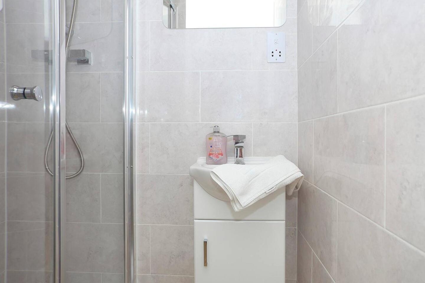 Westfield House Ensuites - Whole Apartment *