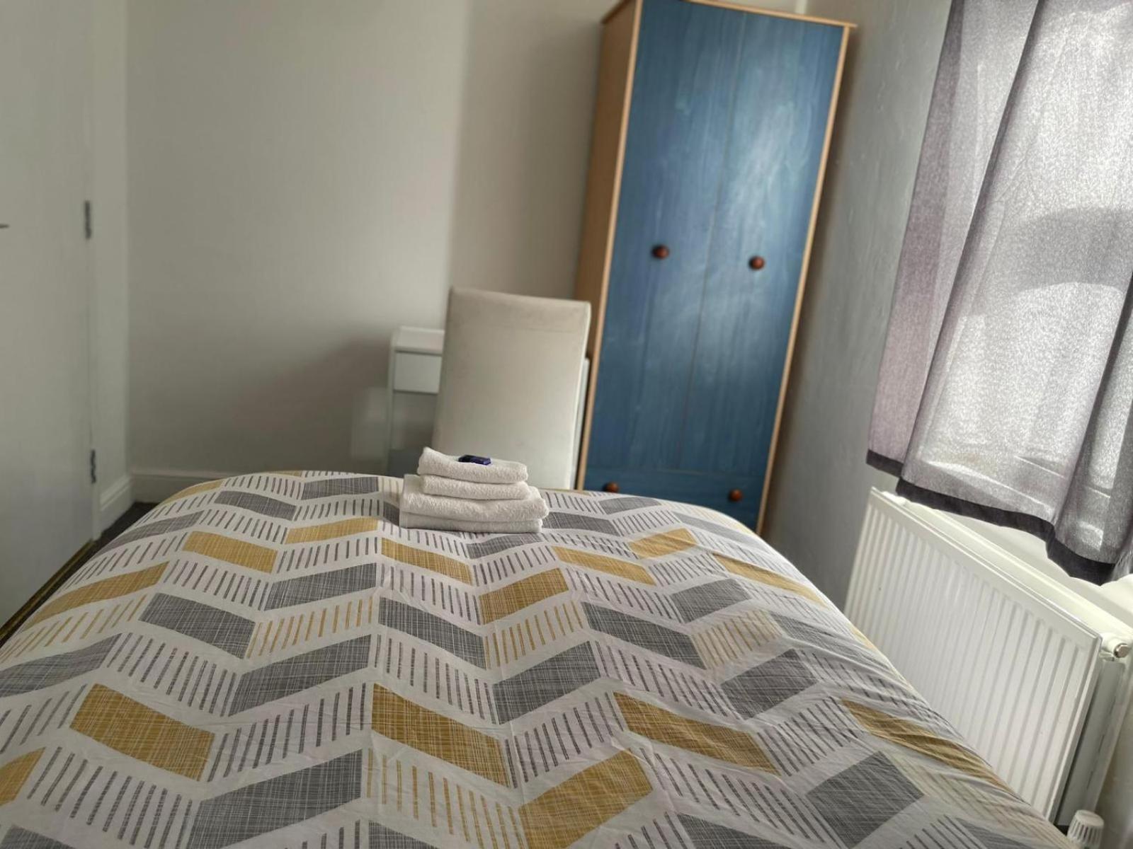 Spacious 4 Bedroom Detached 5 Min From Centre Ideally For Contractors Large Families Or Get Togethers