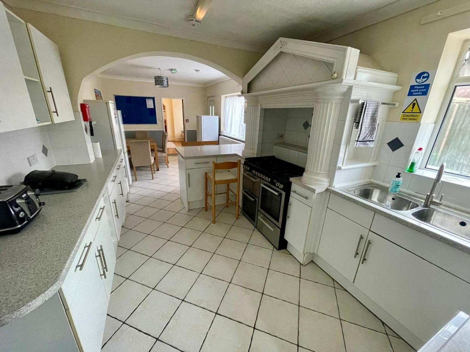 Spacious 4 Bedroom Detached 5 Min From Centre Ideally For Contractors Large Families Or Get Togethers Holiday home Peterborough
