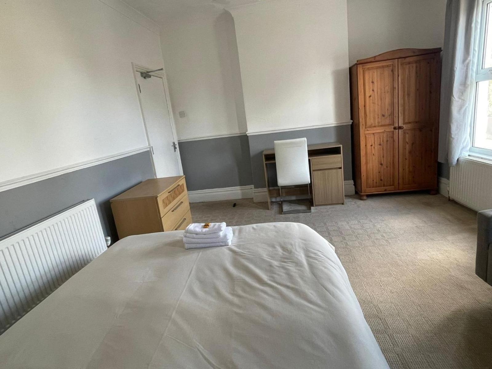 Holiday home Spacious 4 Bedroom Detached 5 Min From Centre Ideally For Contractors Large Families Or Get Togethers