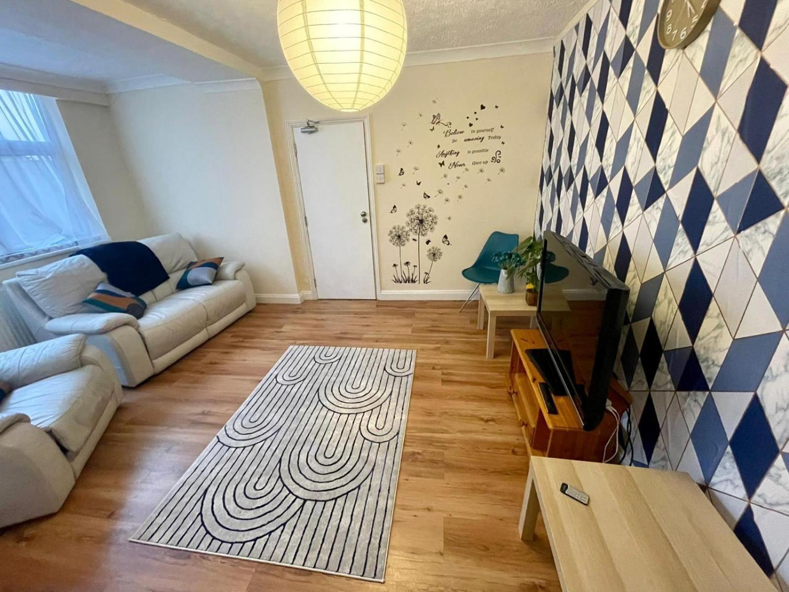Spacious 4 Bedroom Detached 5 Min From Centre Ideally For Contractors Large Families Or Get Togethers *