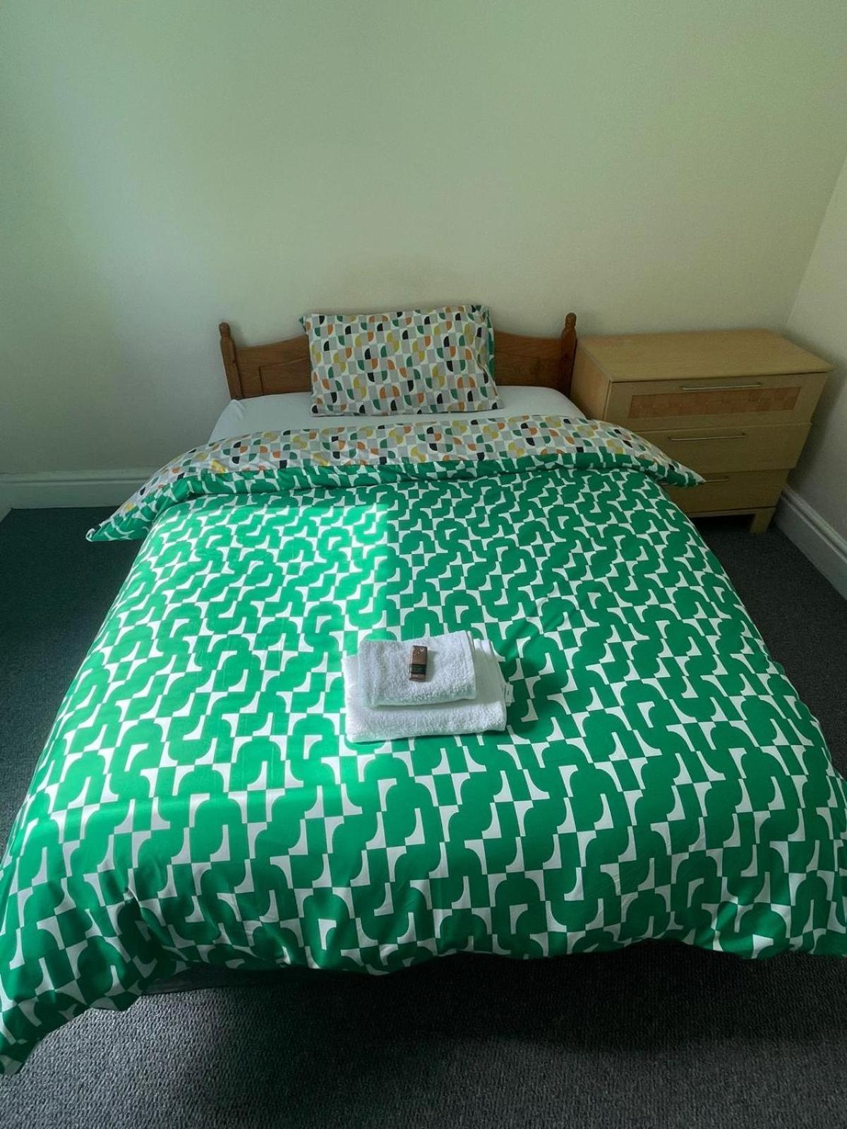 Spacious 4 Bedroom Detached 5 Min From Centre Ideally For Contractors Large Families Or Get Togethers Peterborough