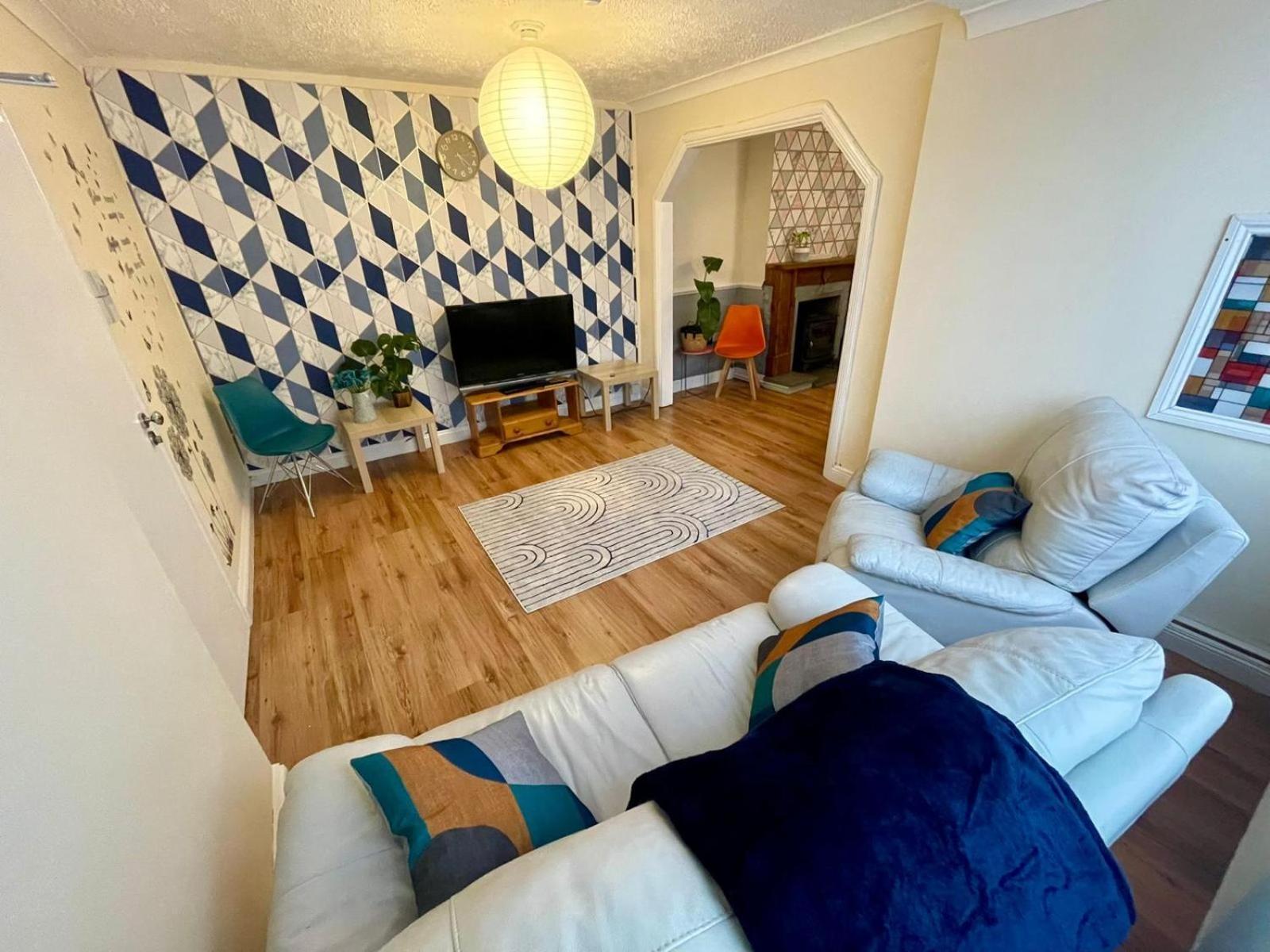 Spacious 4 Bedroom Detached 5 Min From Centre Ideally For Contractors Large Families Or Get Togethers